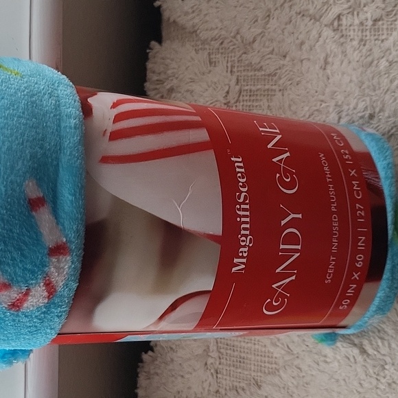 Plush throw blanket scent infused- Candy Cane scent NWT - Picture 5 of 5
